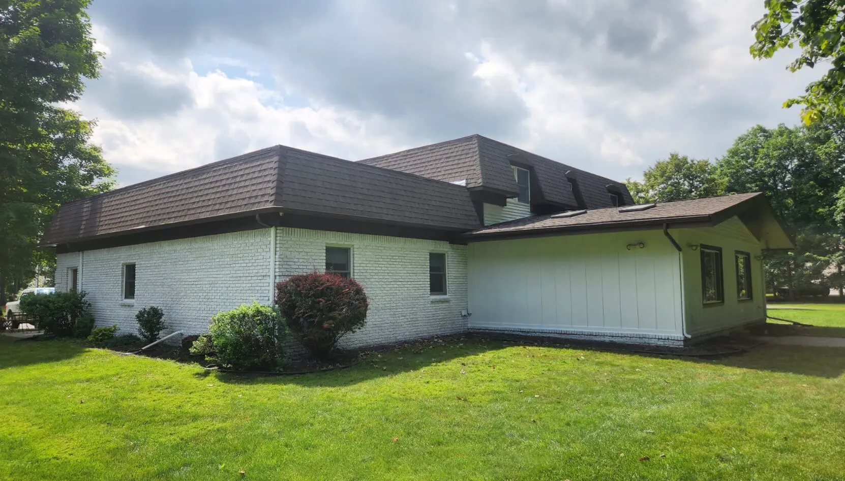Resedenetial painting a house with beautifull view of grass